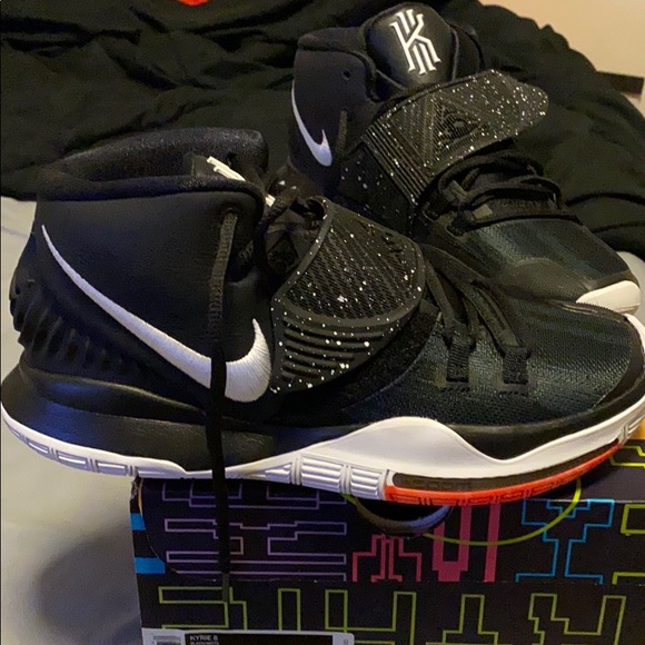 Black/White Kyrie 6 - Picture 4 of 4